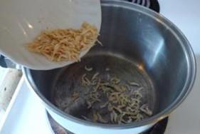 油菜虾皮疙瘩汤的做法步骤4