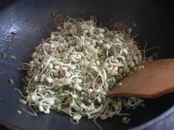 炒自发的绿豆芽的做法步骤3