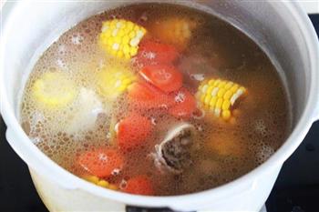 胡萝卜玉米龙骨汤的做法步骤6