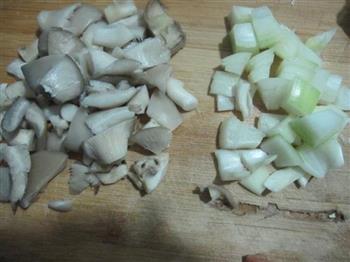 土豆鸡肉蘑菇焖饭的做法步骤3
