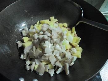 土豆鸡肉蘑菇焖饭的做法步骤8