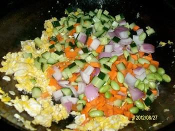 五蔬鸡蛋炒饭的做法步骤8