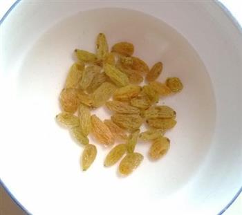 葡萄干枸杞玉米发糕的做法步骤2