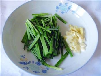 韭菜炒河虾的做法步骤2