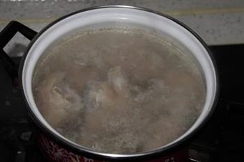 红枣花生猪蹄汤的做法步骤2