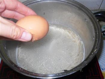 上汤菠菜鸡蛋面的做法步骤3