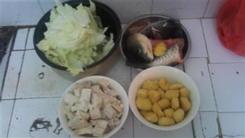 芋头白菜炖鱼头的做法步骤1