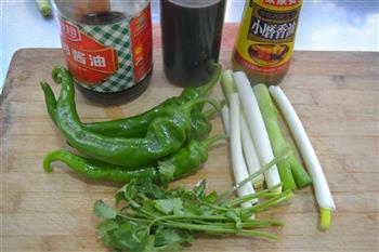 大葱拌尖椒的做法步骤1