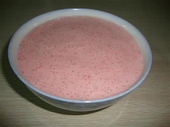 牛奶草莓慕丝的做法步骤3
