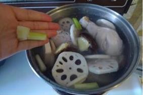 香菇莲藕鸡汤面的做法步骤7