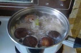香菇莲藕鸡汤面的做法步骤8