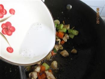 香菇酱炒鸡丁的做法步骤9