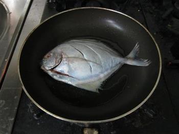 香煎鲳鱼的做法步骤4