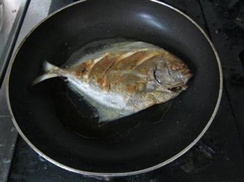 香煎鲳鱼的做法步骤5