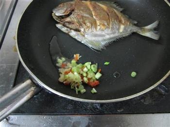 香煎鲳鱼的做法步骤6
