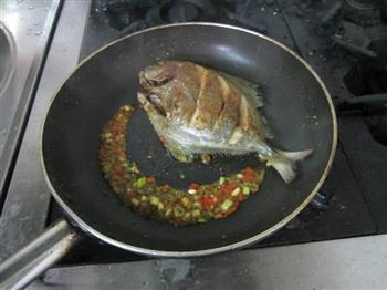 香煎鲳鱼的做法步骤7