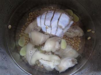 黄豆猪手汤的做法步骤6
