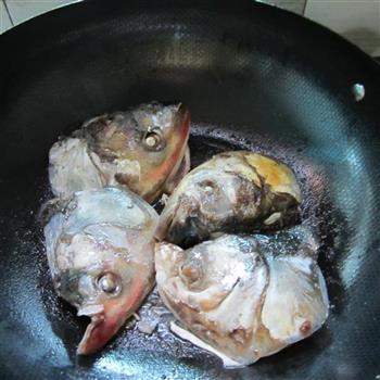 鱼头素菜锅的做法图解2