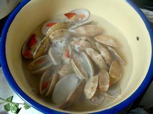 红心蛤蜊炖蛋的做法图解2