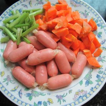 胡萝卜烧热狗肠的做法步骤1