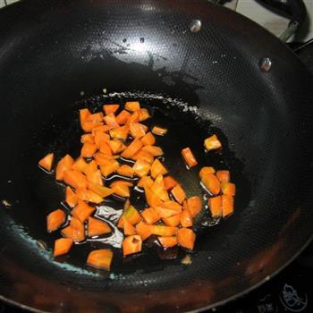 胡萝卜烧热狗肠的做法步骤2