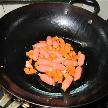 胡萝卜烧热狗肠的做法步骤3