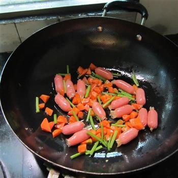 胡萝卜烧热狗肠的做法图解4