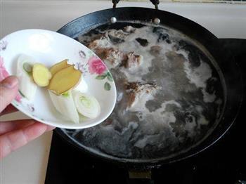 酸辣白菜排骨火锅的做法步骤4