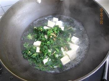 荠菜豆腐汤的做法步骤7