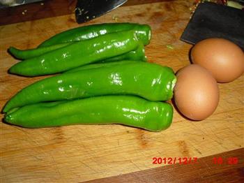 青椒炒蛋的做法步骤1