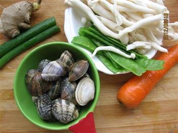 海鲜菇花蛤汤的做法步骤1