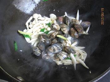 海鲜菇花蛤汤的做法步骤7