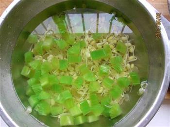 黄豆芽拌莴笋丁的做法图解5
