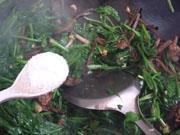 茶树菇炒菠菜的做法步骤10