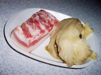 酸菜白肉火锅的做法步骤1