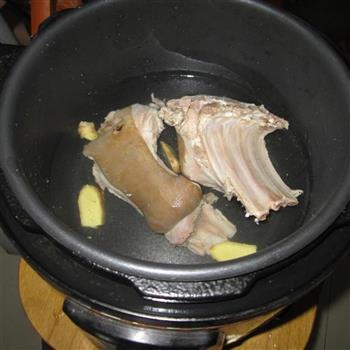 羊肉芋片香锅的做法步骤3