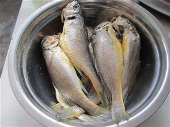 干煎黄花鱼的做法步骤1