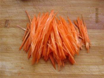 卷心菜拌胡萝卜的做法步骤2