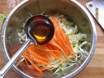 卷心菜拌胡萝卜的做法步骤5