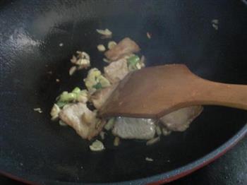 芹菜炒肉的做法步骤5