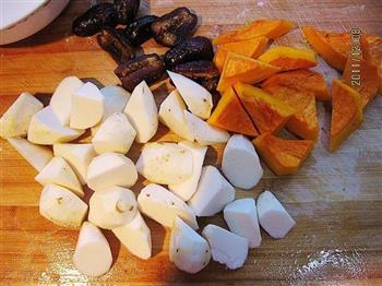 南瓜蜜枣炖芋头的做法步骤2