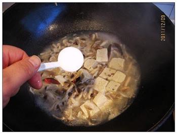 冻豆腐炖蟹味菇的做法步骤11