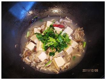 冻豆腐炖蟹味菇的做法步骤12