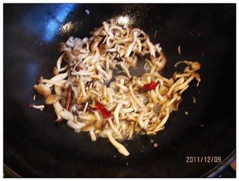 冻豆腐炖蟹味菇的做法步骤5