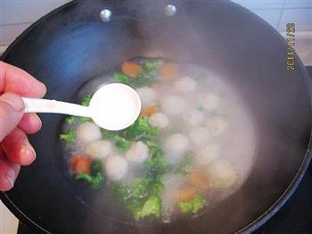 西兰花鸡丸汤的做法步骤7
