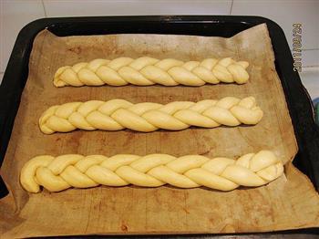 椰蓉芝麻辫子面包的做法图解5