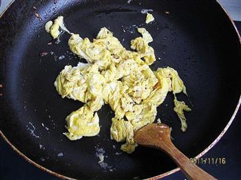 剁椒木耳炒鸡蛋的做法步骤3