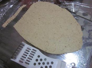 全麦长条扭花饼干的做法步骤5