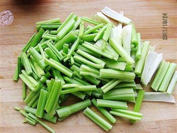 剁椒芹菜炒黄豆的做法步骤1