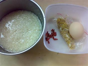 桂花酒酿窝蛋的做法步骤1